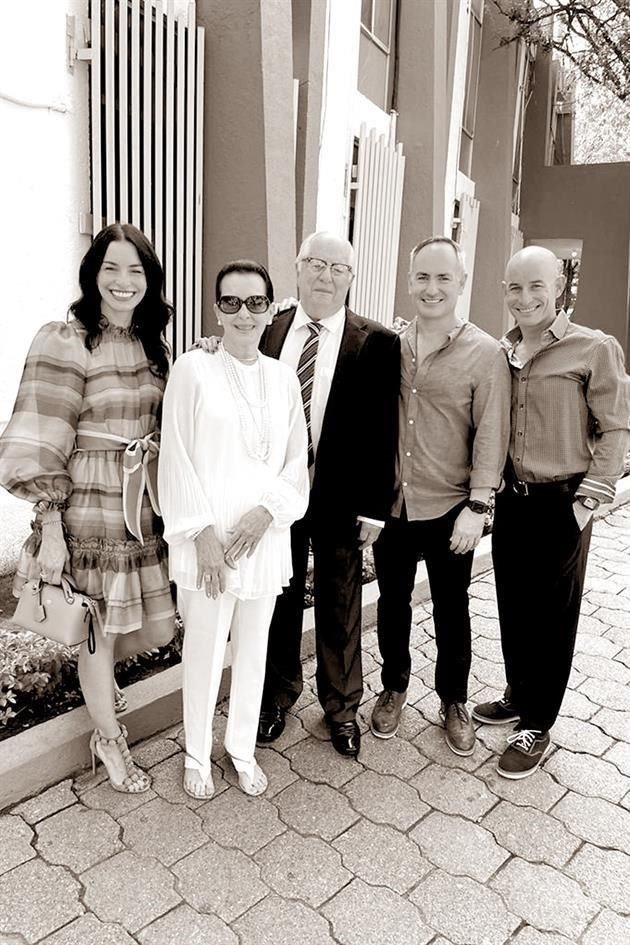 CON SU ESPOSA E HIJOS. Norma González de Margáin, Norma Garza de González, Alberto González Garza y Juan Carlos González Garza