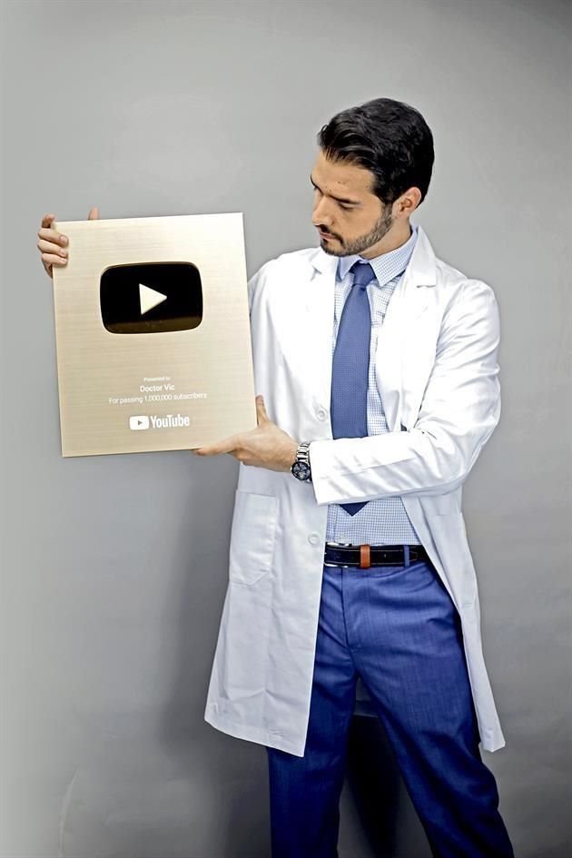 Además de ser médico, a finales de 2014 se unió a la plataforma digital YouTube con su canal llamado 'Doctor Vic', y fue hasta 2016 que comenzó a subir videos sobre medicina para informar a la audiencia de una manera diferente y entretenida.