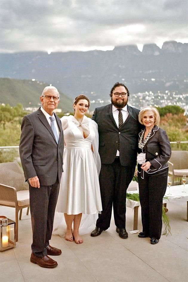 La pareja con Ernesto Santos y Sonya Garza Rapport, abuelos maternos de la novia