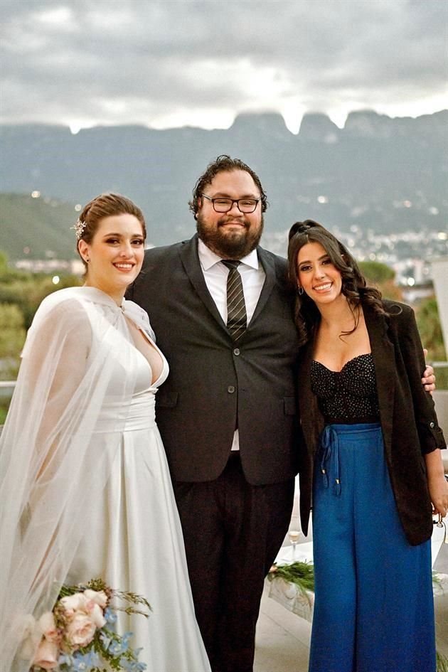 La pareja acompañada de Andrea Blázquez