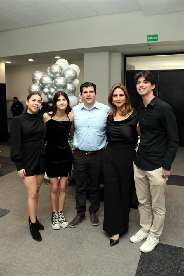 Daniela Salinas, Alejandra Salinas, Daniel Salinas, Ericka Luna y Santiago Salinas