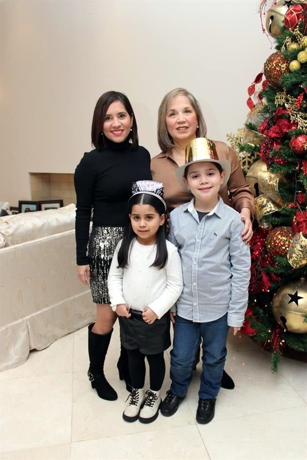 Sonia Pedraza y Rocio Fernández junto a Romina A. y Mateo A.