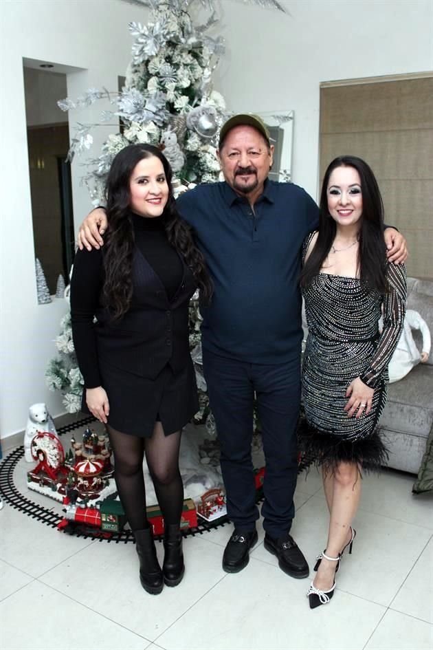 Cynthia Navarrete, Manuel Navarrete y Priscila Navarrete de Válazquez