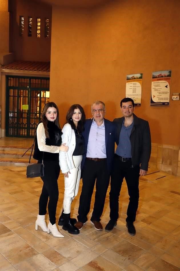 José Zavala, Daphne Campa, Mariana Zavala y José Zavala