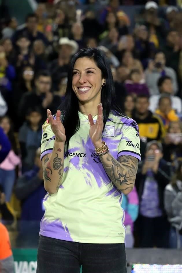 Jenni Hermoso posó por primera vez con los colores de Tigres.