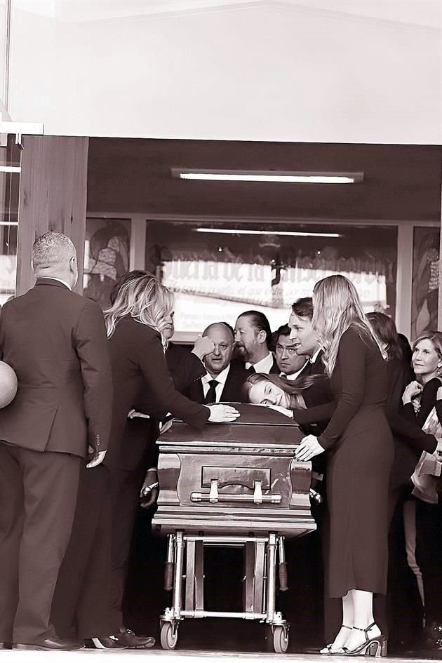 DESPEDIDA FILIAL. Al terminar la ceremonia religiosa, los hijos de Bremer se agruparon junto al féretro para despedirlo.