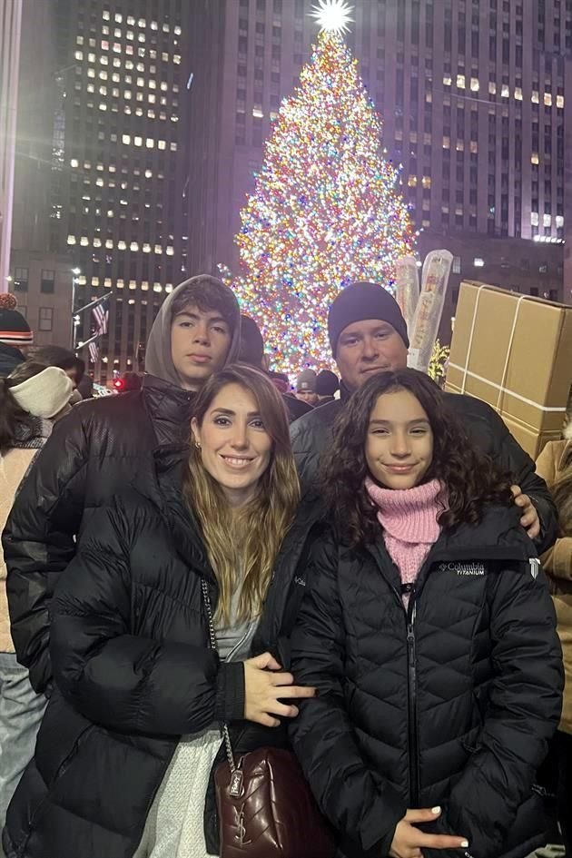 NEW YORK<br>Leonardo Mendoza Ostos, Belem Mendoza Pinales, Samantha Ostos de Mendoza e Ivana Alexandra Mendoza Ostos