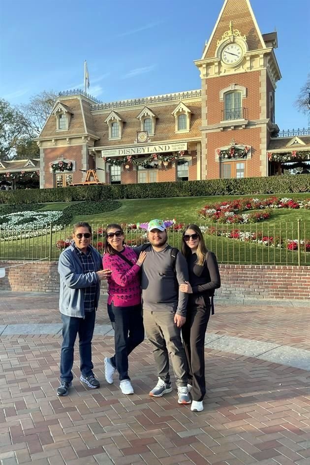 DISNEY, CALIFORNIA<br>Sergio López, Olga Rodriguez,  Rodrigo López, Priscilla López