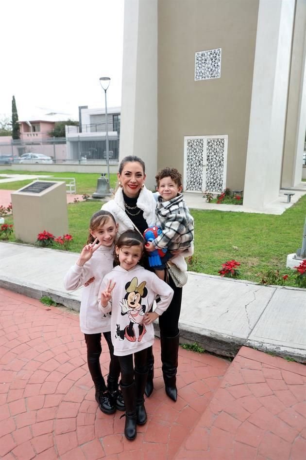 Dayana Elizondo de Escareño, Javier Escareño, Annaelisse Escareño y Darianna Escareño