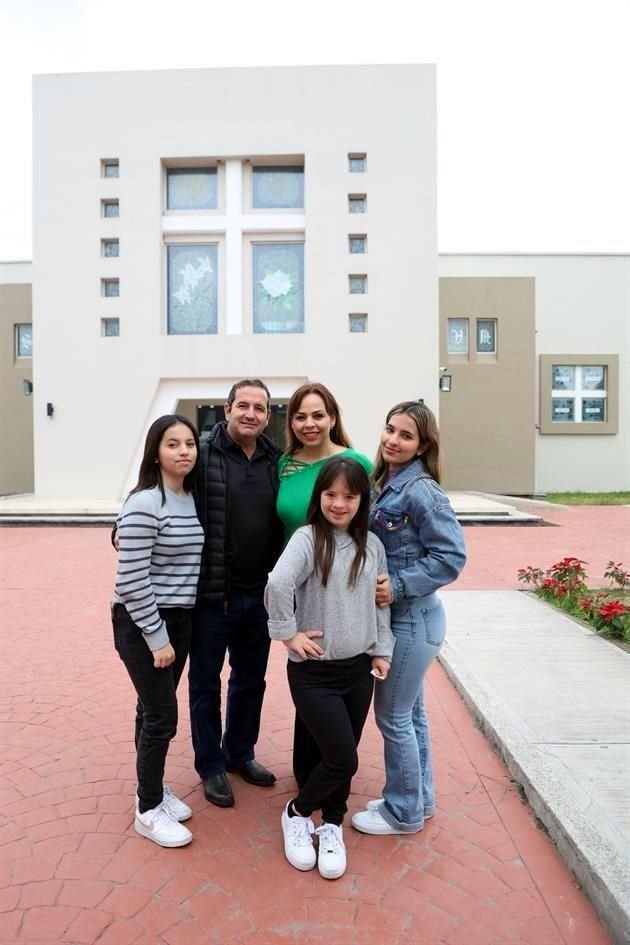 Valeria Guajardo, Leobardo Guajardo, Esmeralda de Guajardo, Daniela Guajardo y Cecilia Guajardo