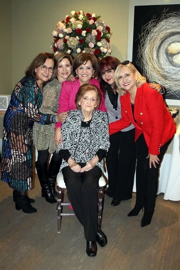 Lety Salazar, Laura de Salazar, Nora Salazar, Laura de Santos, Lulú Berger y Celia Garza viuda de Salazar