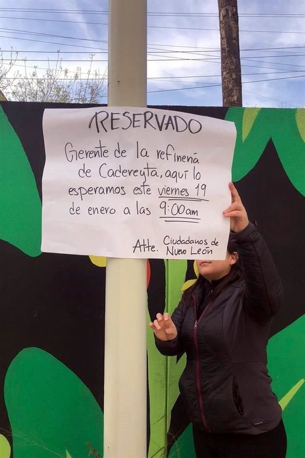 El letrero fue colocado frente a la Torre Administrativa.