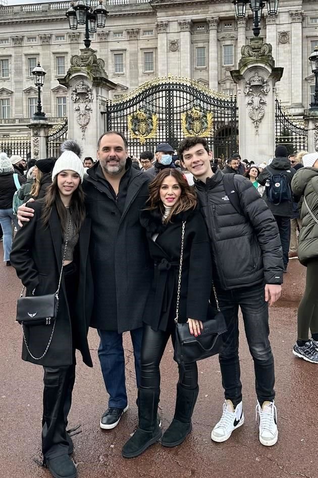 Renata Montalvo, Miguel Montalvo Figueroa, Ivonne Villarreal de Montalvo y Miguel Montalvo Villarreal, en el Palacio de Buckingham, Londres