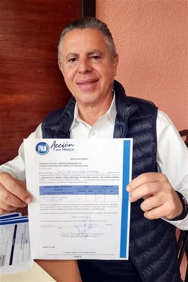 Jesús Nader se registró anoche en la Ciudad de México como candidato a diputado federal del PAN.