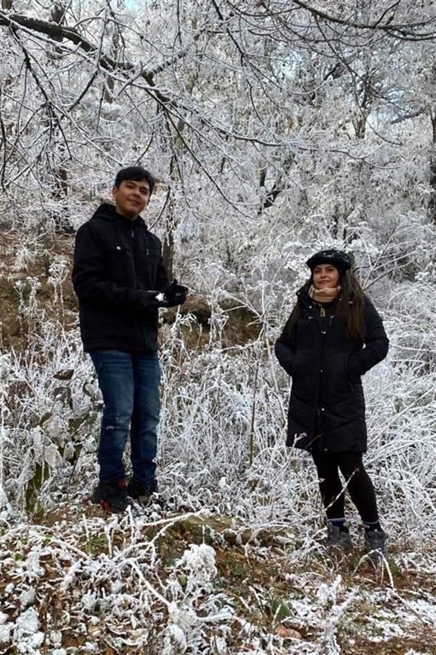 José Luis López y Sandra Villa disfrutaron de la aguanieve en Santiago, Nuevo León.