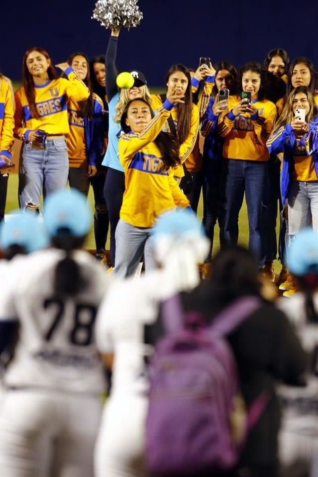 La capitana de Tigres Femenil lanzó la primera bola.