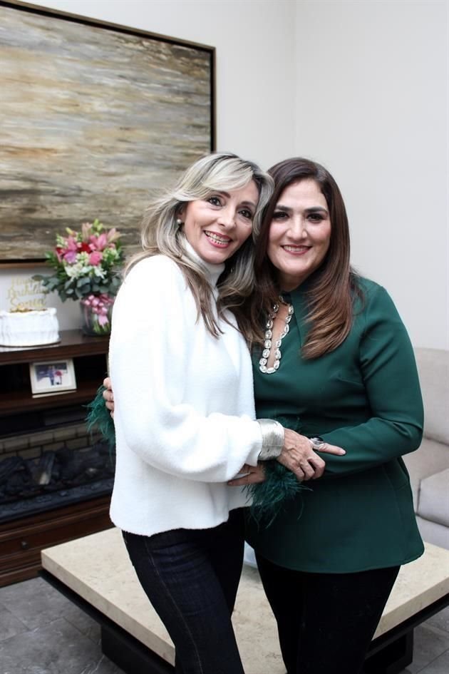 Adriana Cantú y Sonia Flores de Dávila