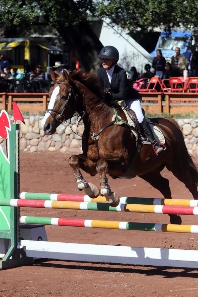 Neta Viide, montando a Nautilius Z