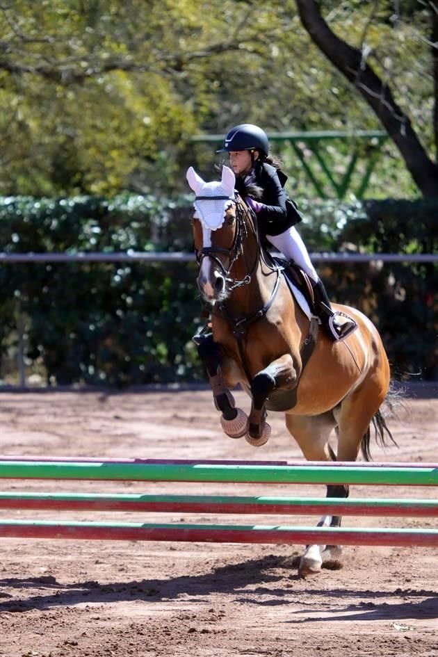María Fernanda Gómez, montando a Analita