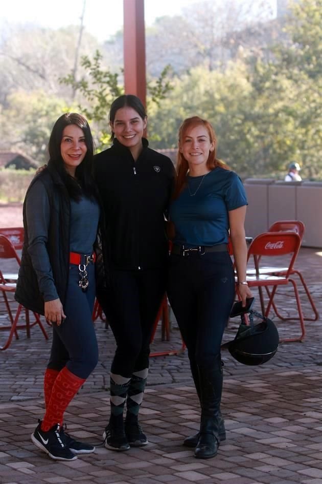 Susana Rivas de Riojas, Sofía Riojas Rivas  y Carolina Martínez