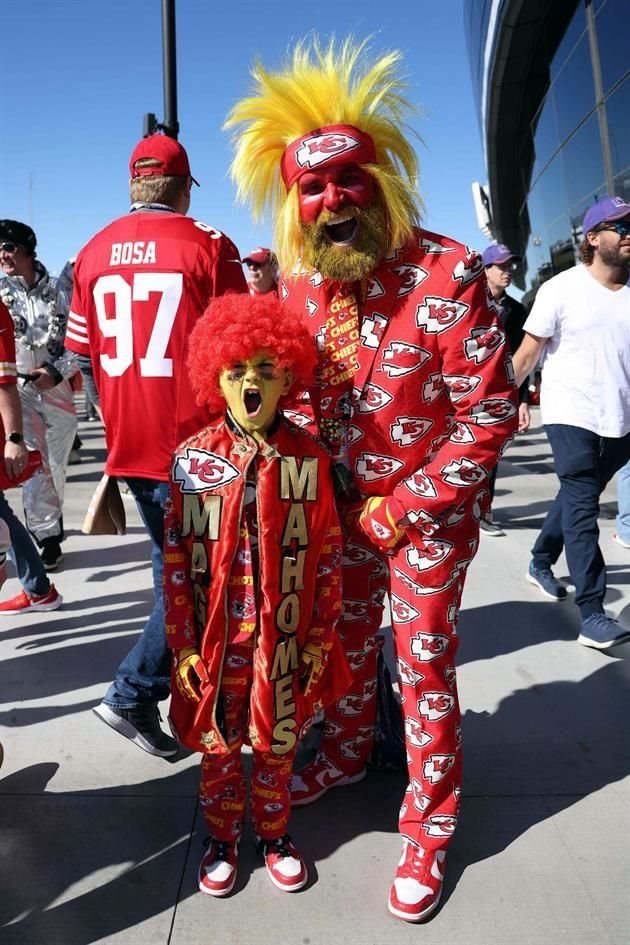 La afición de Kansas City a las afueras del Allegiant Stadium.