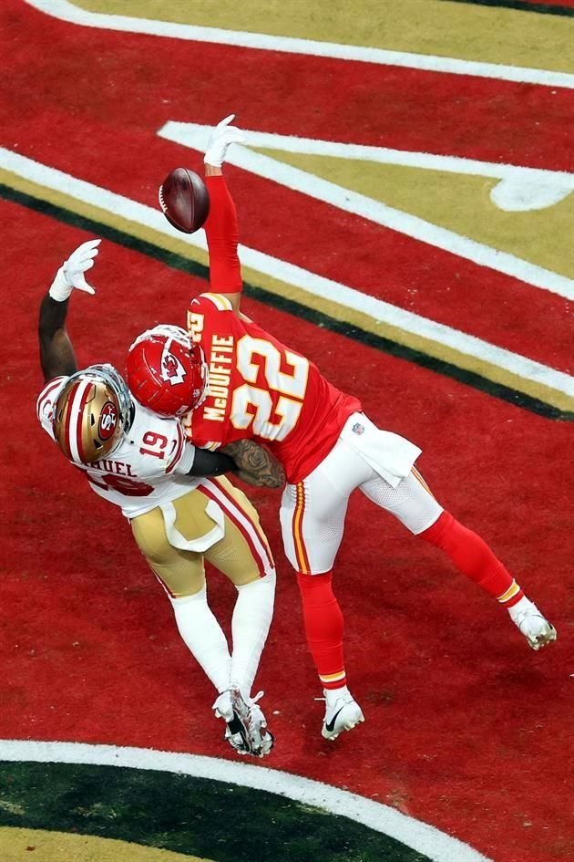 Trent McDuffie, de Kansas, evita que Deebo Samuel atrapara el balón que hubiera significado un TD en la primera mitad.