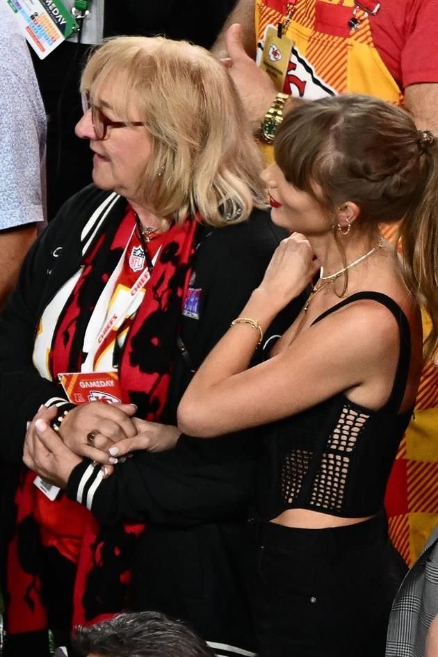 Taylor Swift y su suegra Donna Kelce en el campo después del Super Bowl.