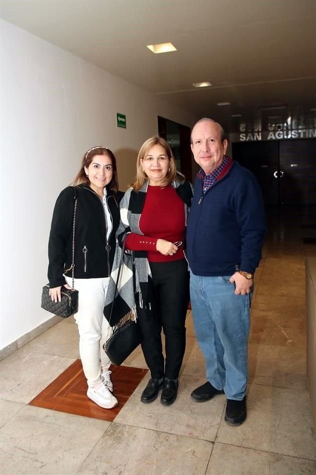 Mabe Guajardo, Olga Flores de Guajardo y Jorge Guajardo Cruz