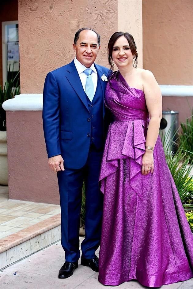 PAPÁS DE LA NOVIA. Homero Elizondo Martínez y Lorena Flores de Elizondo
