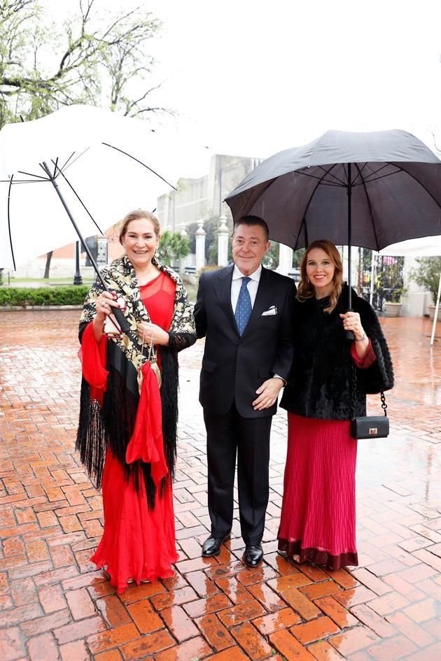 Martha Puente, Luis Oliver y Maricarmen de Martínez