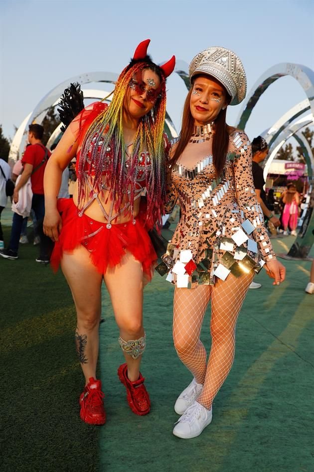 Los looks brillantes no pudieron faltar.