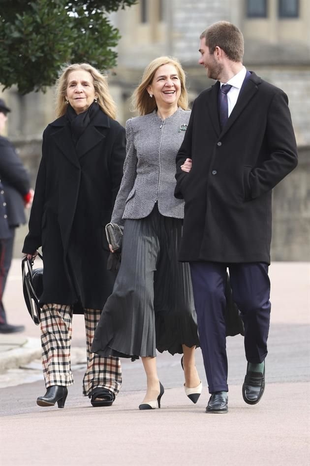 Sonrientes y con algo de prisa, también se vio entrar a la Infanta Elena, Duquesa de Lugo, a la Infanta Cristina y el aristócrata Juan Valentin Urdangarin.