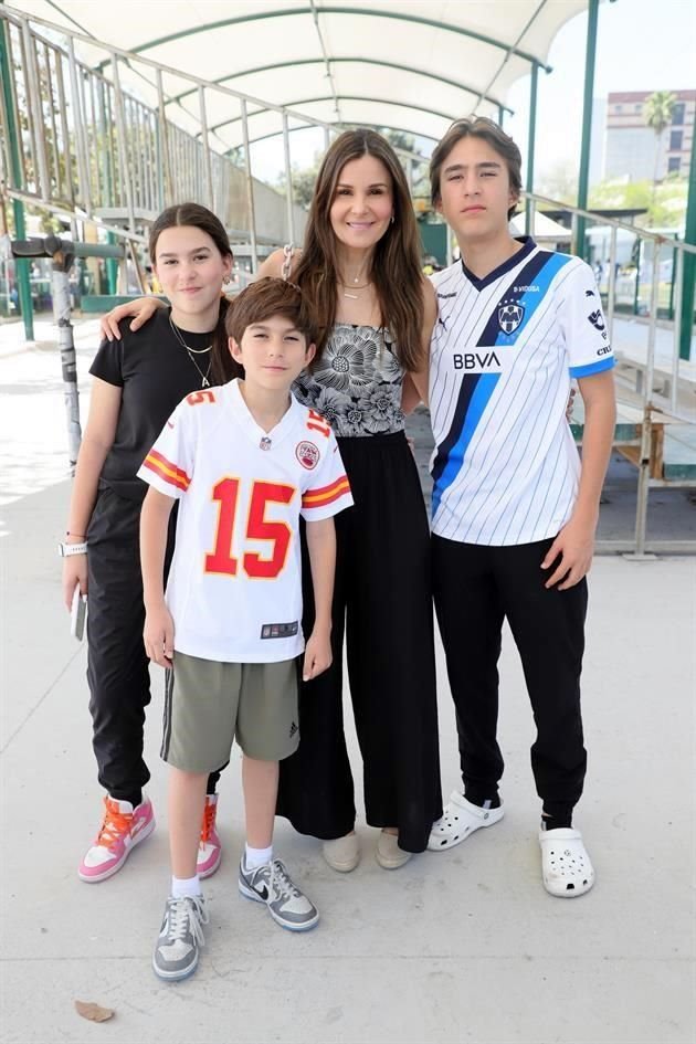 Ana Fer Chávez,  Emiliano Chávez, Anita Montalvo de Chávez y Luis Chávez