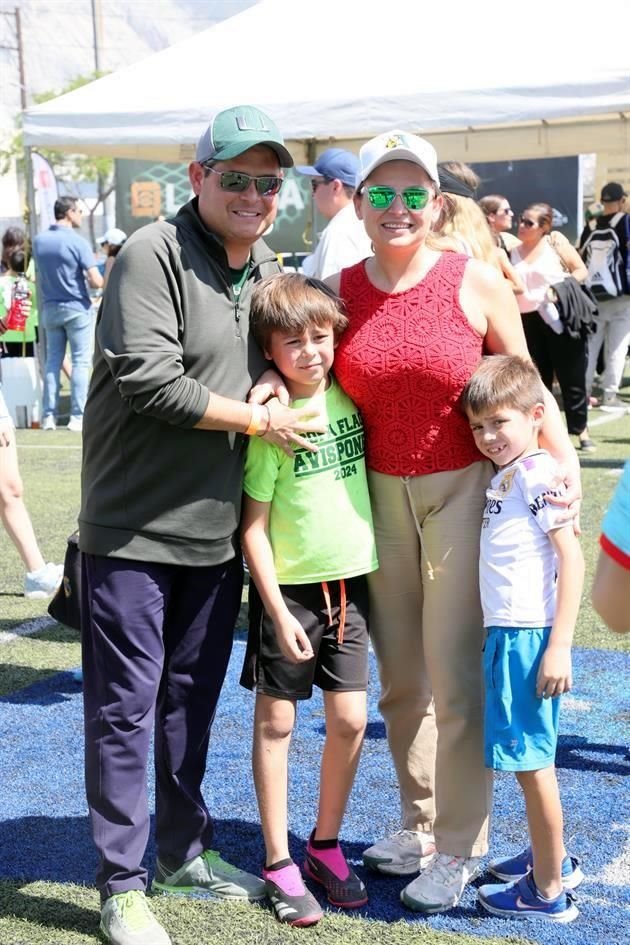 Luis Fernando Domínguez, Mauricio Domínguez, Alejandra Delgado y Diego Domínguez