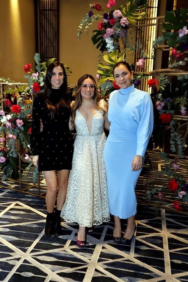 Fernanda Lazo y Ana González con la novia