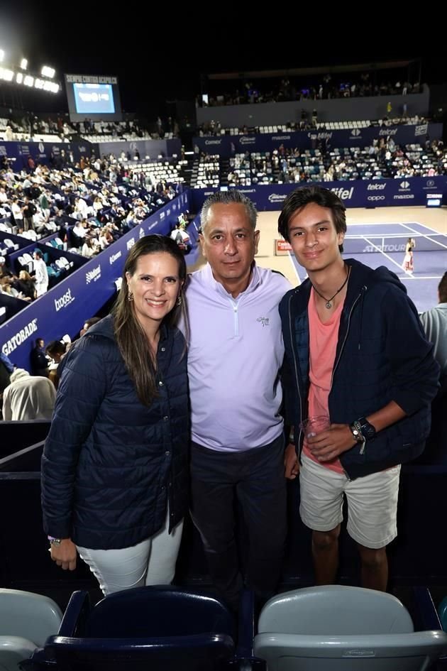 Elena Casas, Bernardo Casas y Bernardo Casas