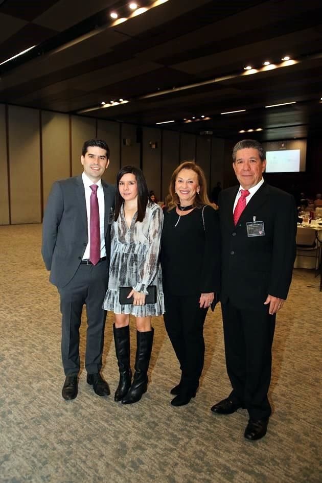 Alejandro Gil, Katiana Zambrano de Gil, Gabriela Gil y Héctor Manuel Gil Yano