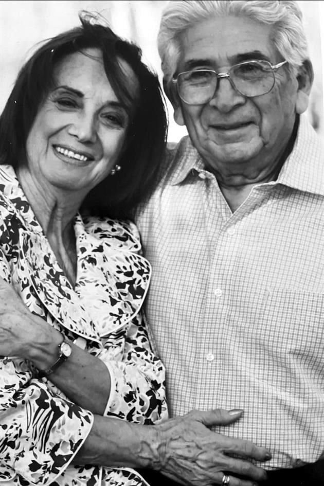 CON SU ESPOSA. Sylvia Elva Treviño González de Barceló