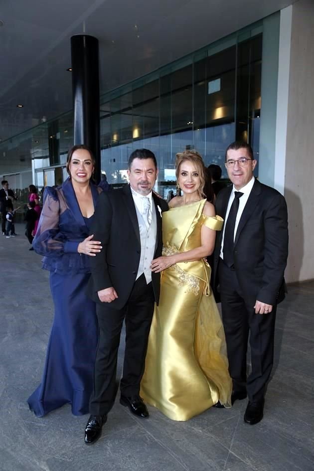 Lily Flores de Martínez, Luis Carlos Ibarra González, Mirta Perales de Ibarra y Eduardo Martínez
