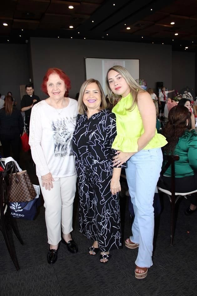 Julia de Quiñónez, Sonia Benavides y Denisse Segovia