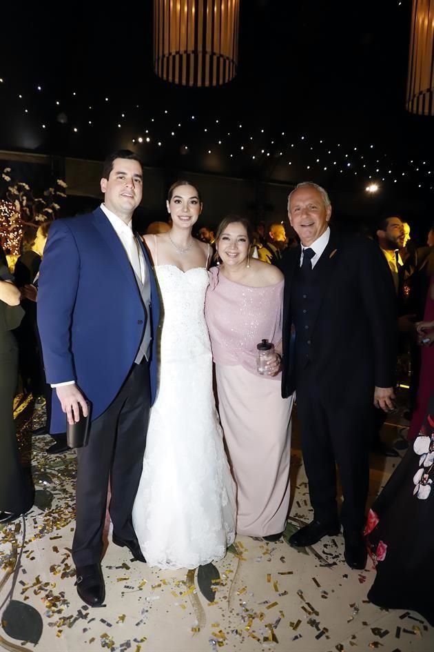 Los novios con los papás de él, Teresita Tinoco de Ramírez y Francisco Ramírez Muñoz