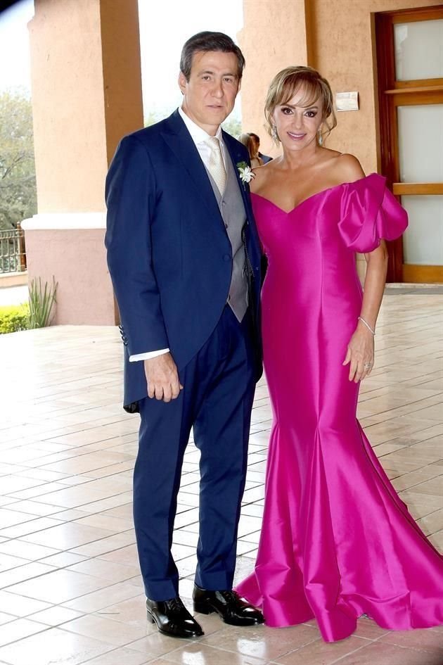 Alejandro Llovera y Nancy Tamez de Llovera, papás del novio<br>