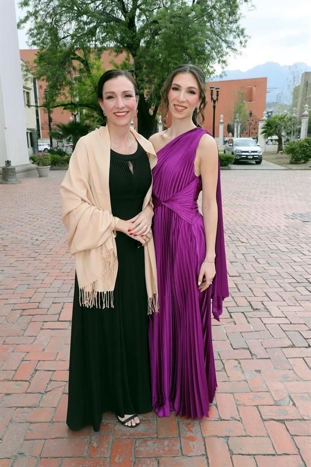 Marcela Serrato de Martínez y Valeria Martínez