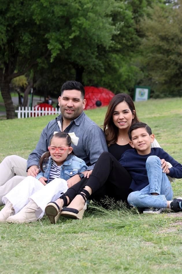 Ricardo Garza y Mariana Valdez junto a Andrea y Ricardo Garza Valdez