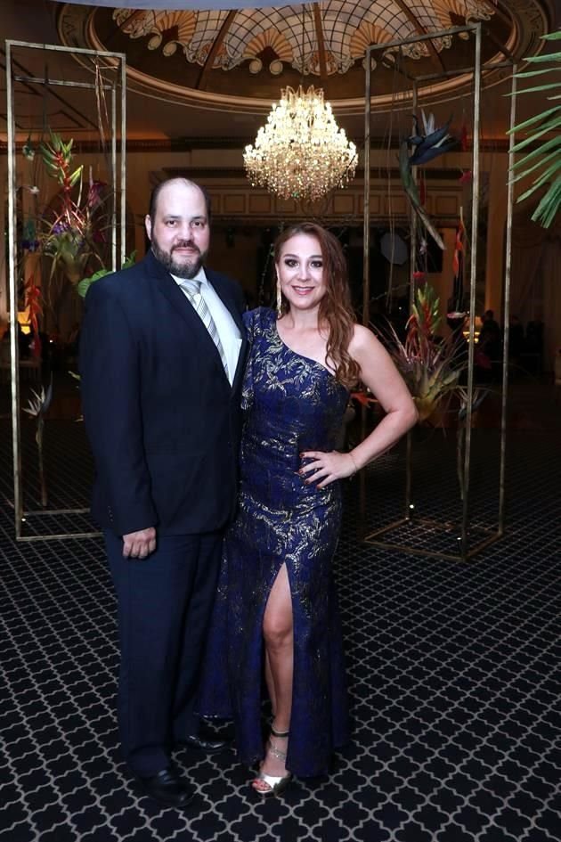 Vicente Galván González y Yesenia Elizondo de Galván