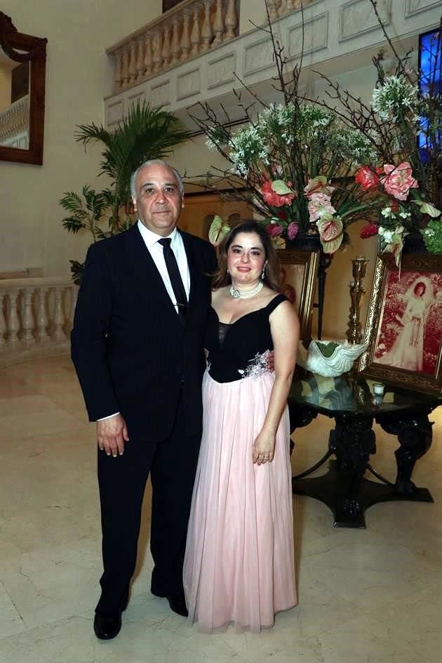 Raúl Flores y Sonia de la Garza