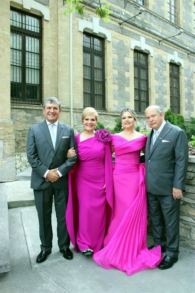 PAPÁS DE LOS NOVIOS Manuel González, Rosaycela Garza de González, Nelly Montelongo de Salinas y Salvador Salinas