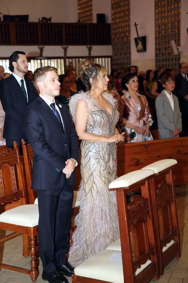 Juan Claudio Romero y Mónica de Lourdes Pérez Acuña, mamá del novio