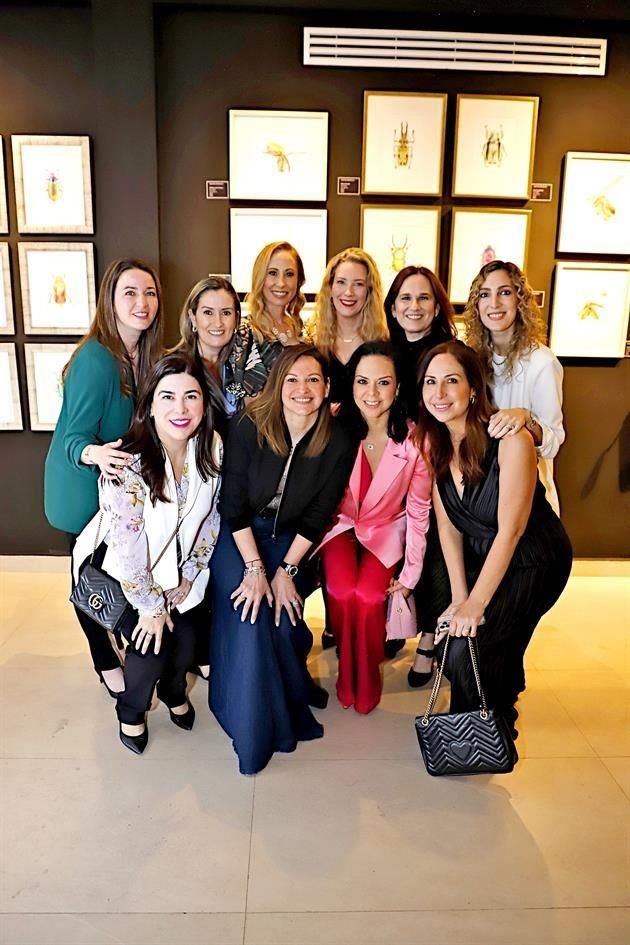 Arriba: Lulú Villarreal, Caty Elizondo, la artista, Lucía Alanís, Silvia Torres y Priscila Cantú. Abajo: Alejandra González, Laura Vera, Jéssica Cedillo y Ana Gaby Rodríguez