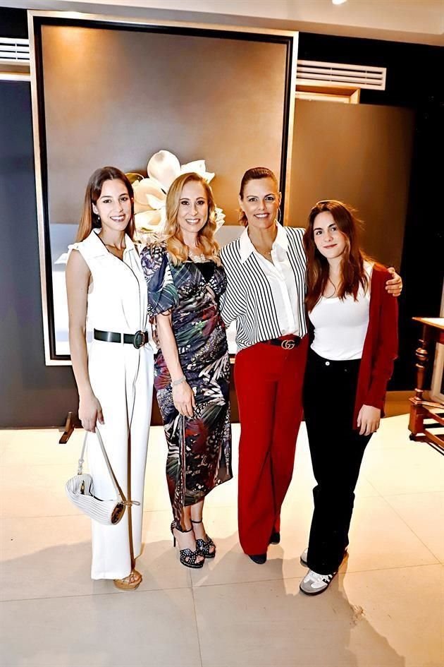 Julene Garay Zambrano, Jeannine Zambrano de Garay, Rosa María Oliver de Blanco y Vivian Blanco Oliver